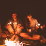 mit Familie am Feuer